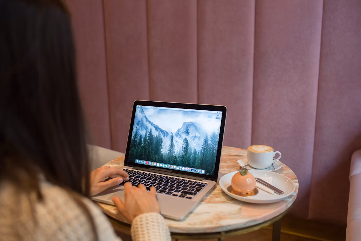 Mujer escribiendo en un computador
